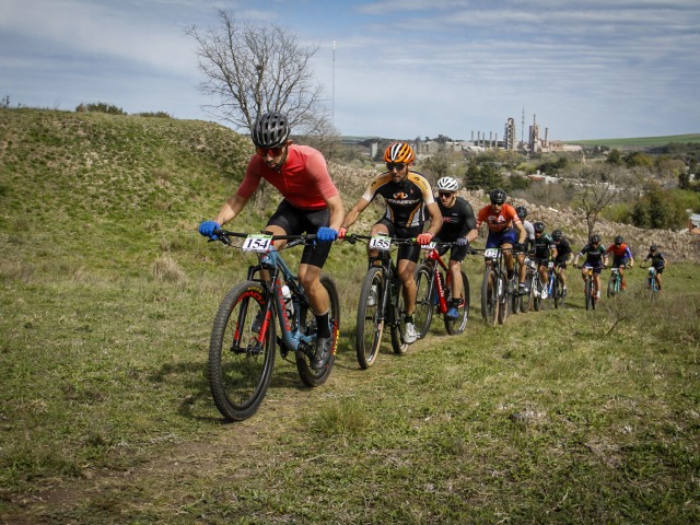 Maxi Aiello y Melisa Bonnet dominaron el Tour de Olavarra